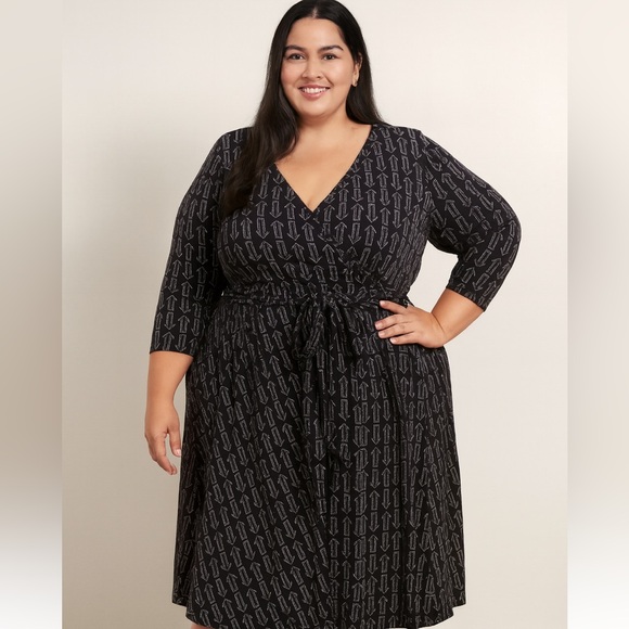 Effie's Heart Plus Sarah In My Way
Arrow Print Wrap Dress in EUC, 2X - Picture 2 of 2